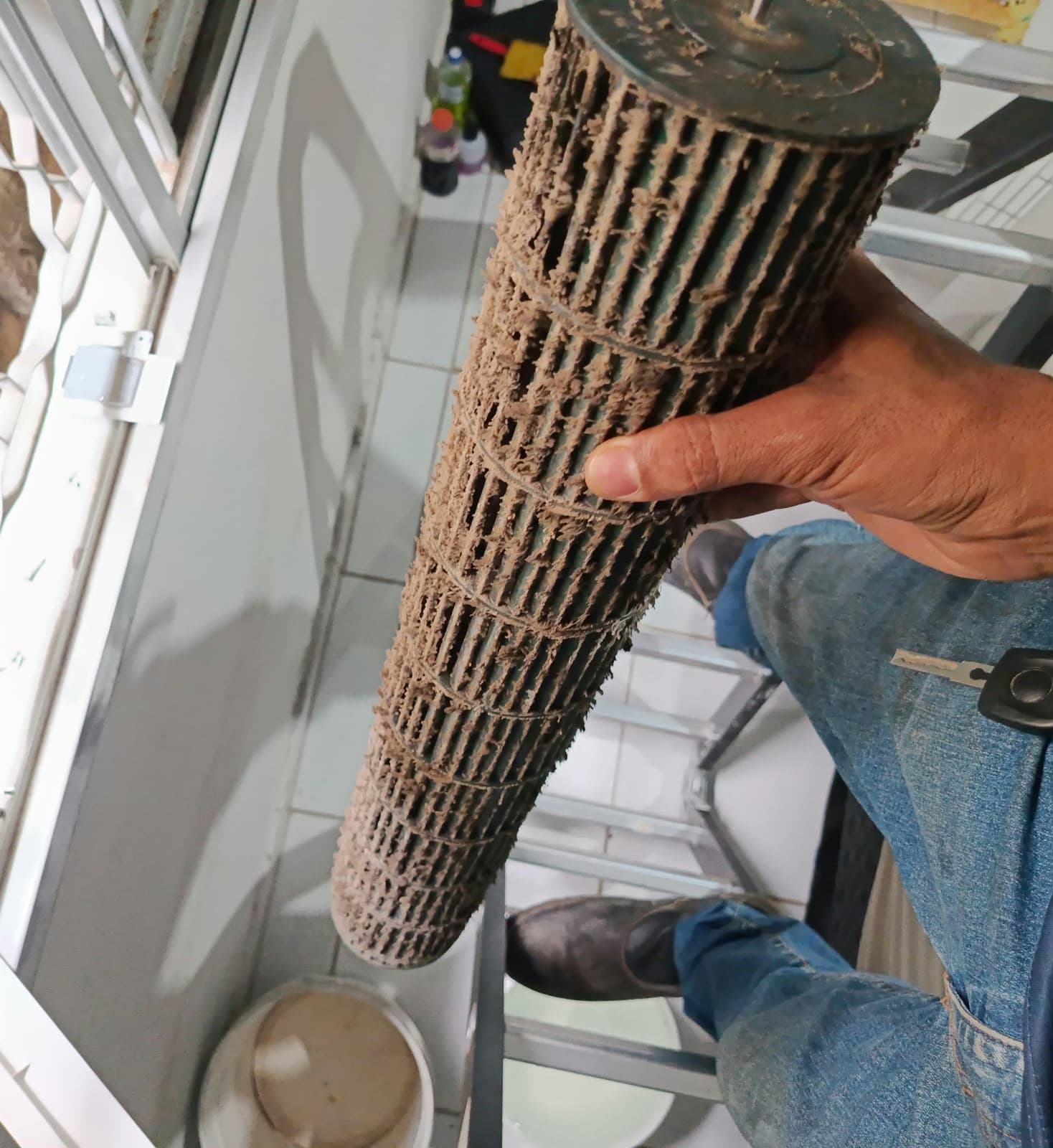 Turbina da evaporadora do split retirada, tomada de sujeira antes da limpeza