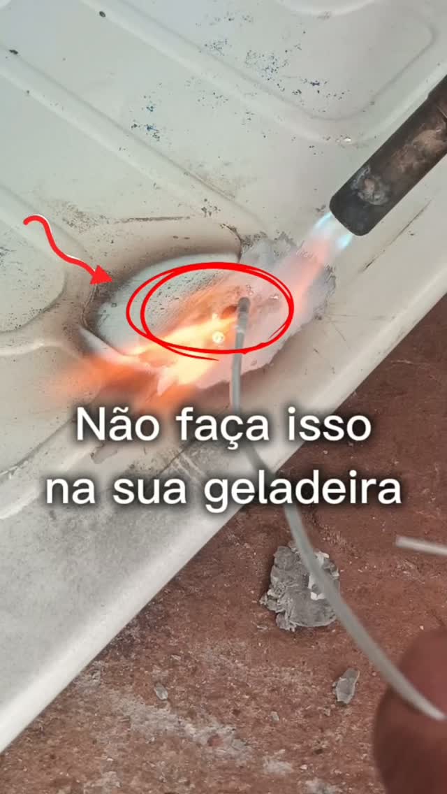 Congelador furado com faca, e o conserto